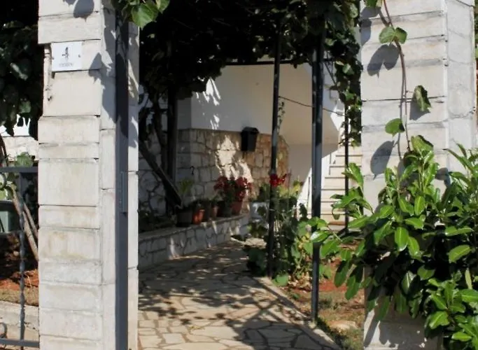 With A Swimming Pool Fiorini, Novigrad - 7047 Apartman